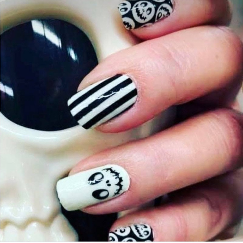 *Retired* Color Street: Boo Crew | Halloween Glow in the Dark Stripes Skull - Picture 6 of 12